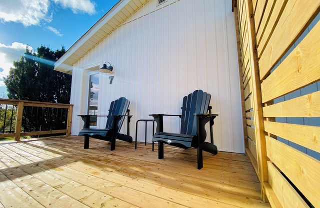 Cottage #7 with coastal decor - 1 bedroom - pet friendly!