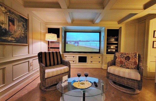 Cottage Alike in City Center w/Movie Theater-Near Toronto Airport