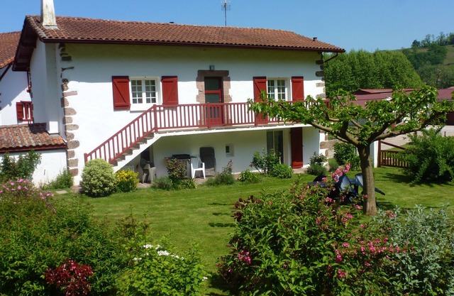 Cottage detached house and its garden 4 to 7 people
