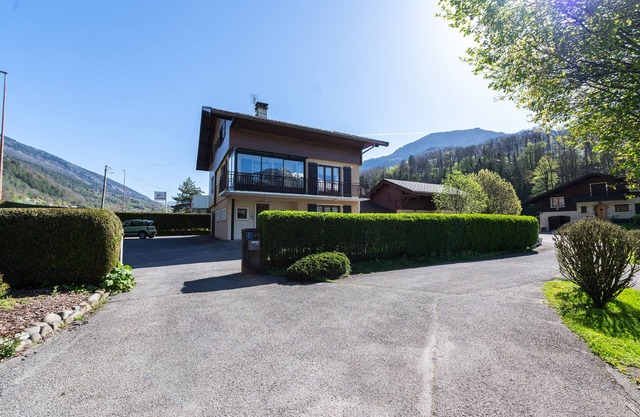Cottage 'Gîte La Marmotte' with Mountain View, Private Terrace and Wi-Fi