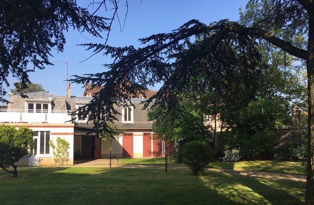 Cottage in a pretty property in Compiègne, near forest and town center