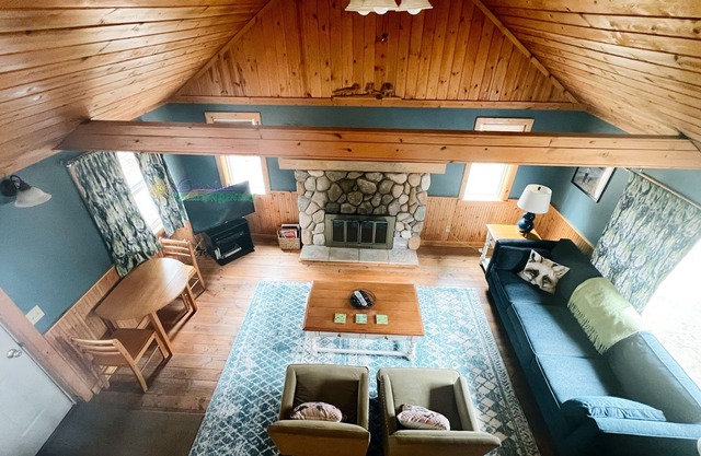 Cottage in Glen Arbor with Crystal River frontage, Canoe, FP, A/C, Dogs ok