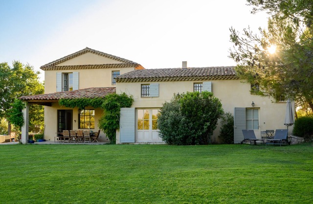 Cottage in Grounds of Bastide with pool and tennis walking distance from Aix