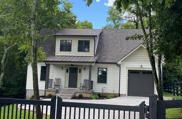 Cottage is located on scenic byway in beautiful bluegrass region of Lexington KY