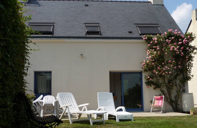 Cottage labeled 3 stars between sea and countryside