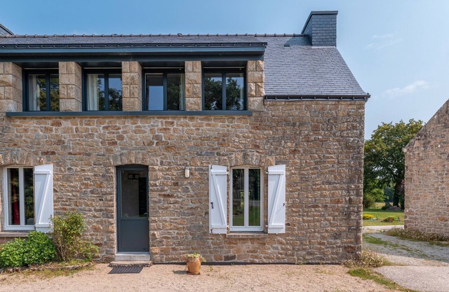 Cottage 'Le Chant Des Oiseaux' with Private Terrace, Shared Garden and Wi-Fi