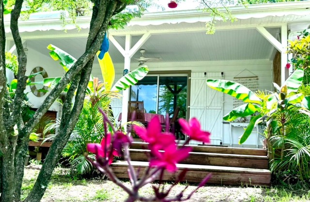 Cottage Majo Lounge located in Saint Pierre in a tropical garden 5min from the sea