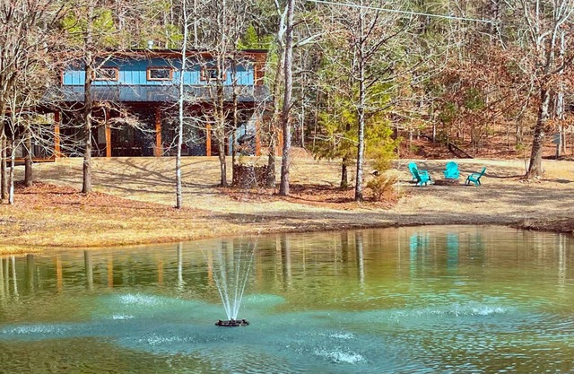 Cottage on the Pond: Hot Tub, Patio, Fishing