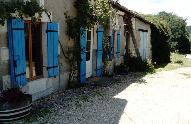 Cottage 'Porcherat - Perigord Vert, Dordogne' with Lake View, Private Garden and Wi-Fi