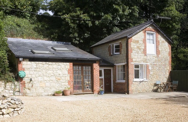 Cottage Set In Peaceful Secluded Sea View Grounds