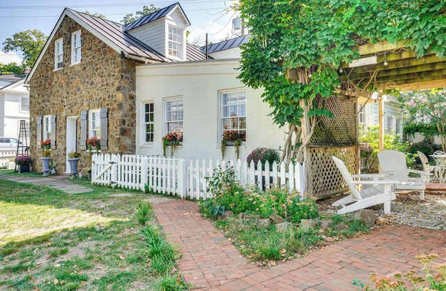 Cottage w/Furnished Patio & Garden: Dtwn Leesburg