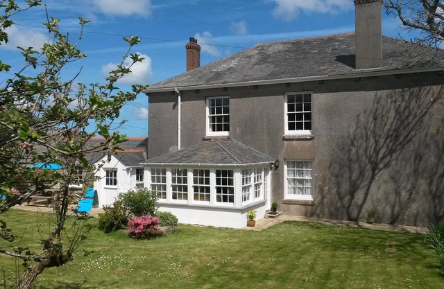 Cottage with large private garden, surrounded by farmland. Family & dog friendly