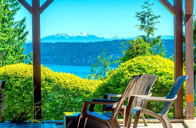 Cougar Mountain Retreat with hot tub, sauna, and 3 floors of lake views!