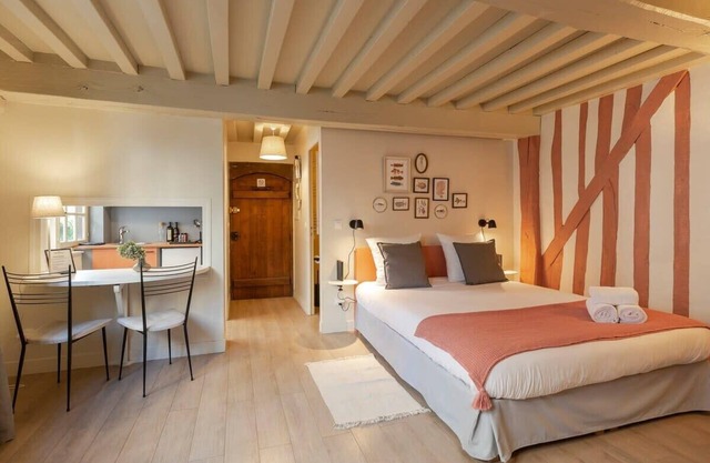 Couleur Corail Studio – Peaceful gem & shared yard – Central Honfleur