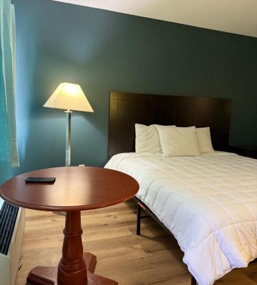 Country Club Inn & Suites
