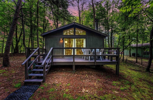 Country Comfort -wifi, fireplace, golf, pool access, deck