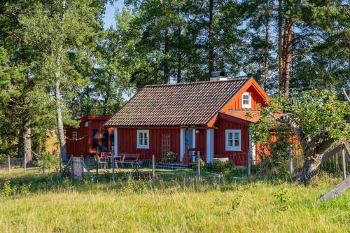 Country Cottage By Natural Pond In Söderköping