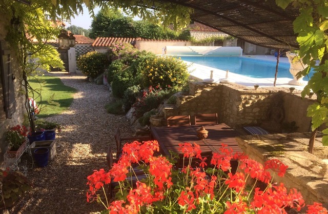 Country house with a pool near Aubeterre-sur-Dronne