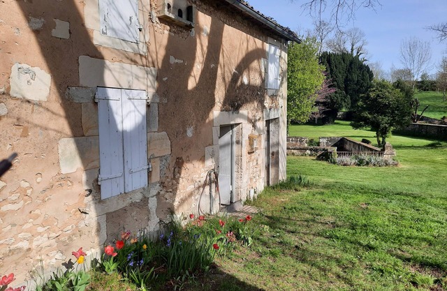 Country house surrounded by a park even if in the center of the village