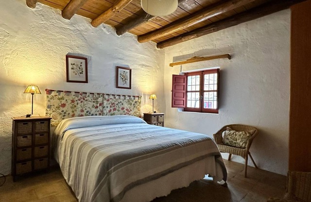 Country House 'La Casa Del Palomar' with Mountain View, Shared Pool and Wi-Fi