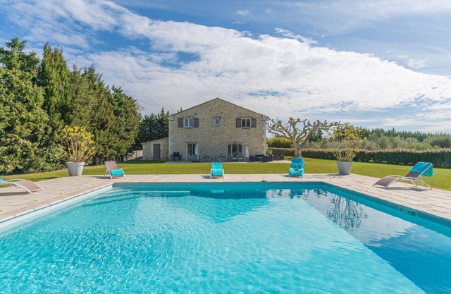 Country House "Mas sous les Oliviers" with Pool, Garden and Wi-Fi