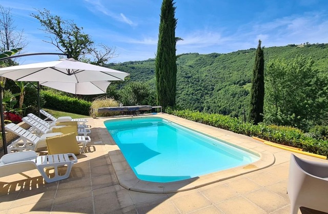Country house with swimming pool in the Lot valley