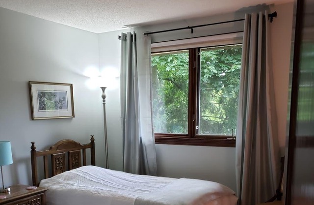 Country in the city! Quiet, private 3 bedroom with a hot tub!