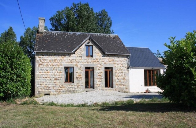 Country location with easy access to local towns. Sleeps up to six people.