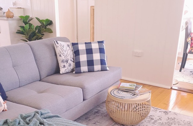 Country Queenslander. Relax and enjoy the peace & quiet in Amby Qld..