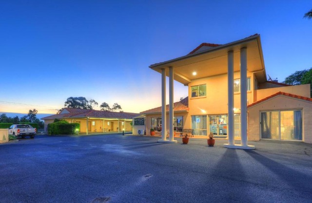 Country Roads Motor Inn