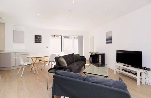 Countryside Edge Flat - Split-level Tadworth flat