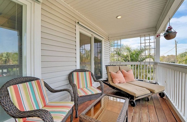 Couples Tropical Getaway- Easy Beach Access