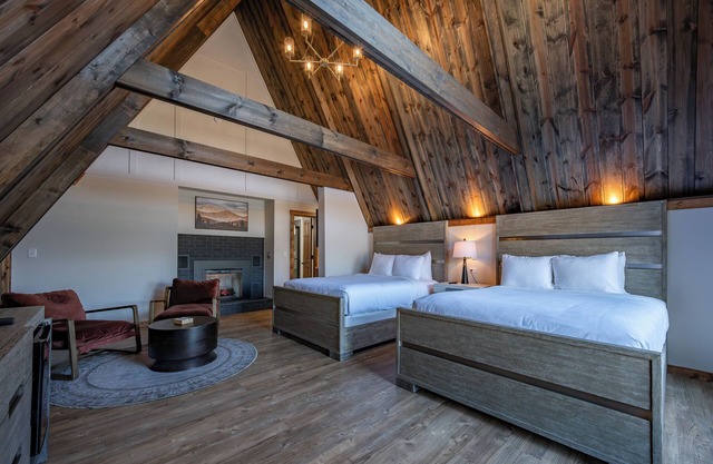 Cove Creek Lodge 207: Standard Double Queen Fireplace Room