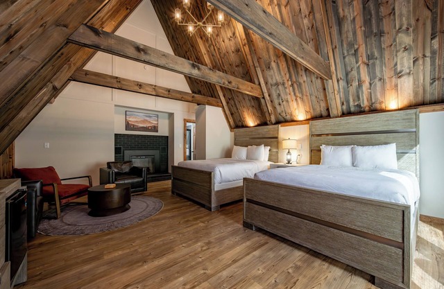Cove Creek Lodge 214: Standard Double Queen Fireplace Room