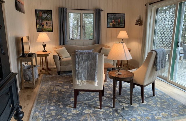 Coveside Cottage-on the shore overlooking Bass Hbr