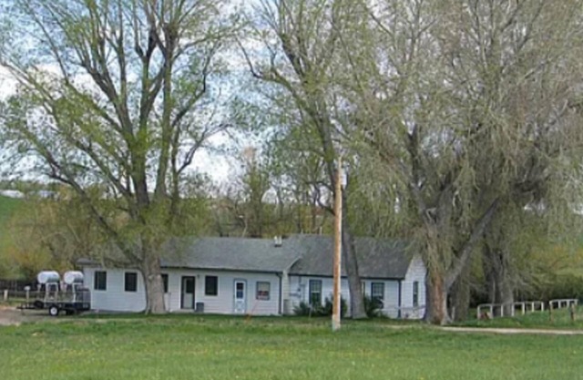 Cowboy quaint 2 bedroom 1 Unit of farmhouse duplex. Near Sheridan Horse Property