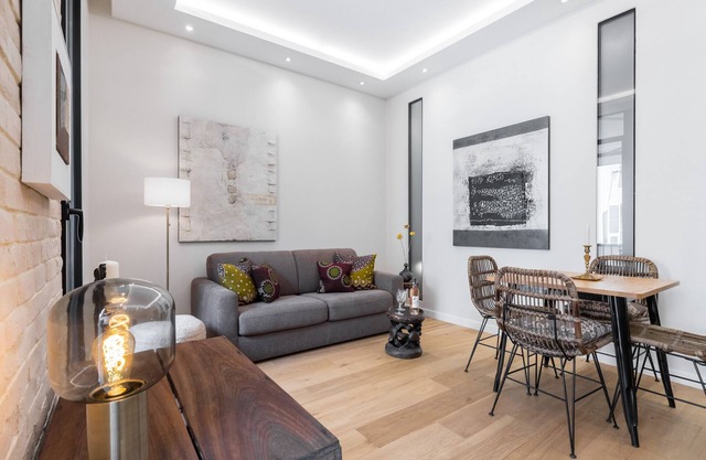 Cozy 1 Bdr Place du Pin - AC & Quiet Balcony