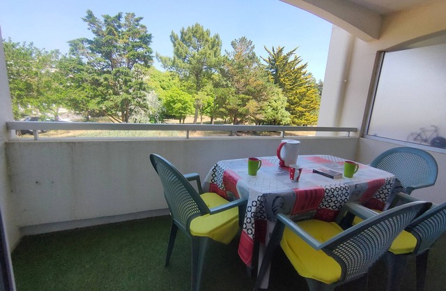 Cozy 1-Bed Apartment near Saint-Jean-de-Monts Beach, Free Wifi, Parking