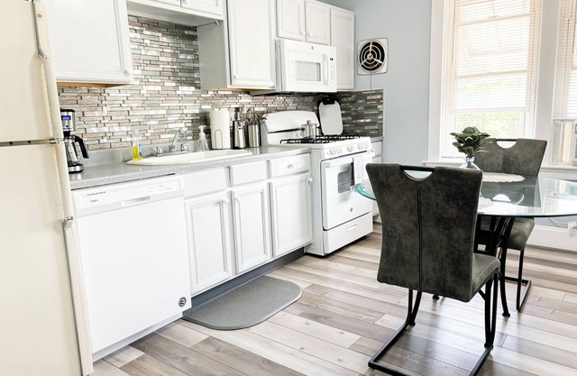 Cozy 1-bedroom apartment with AC and WiFi. Cozy and stylish space offers comfort