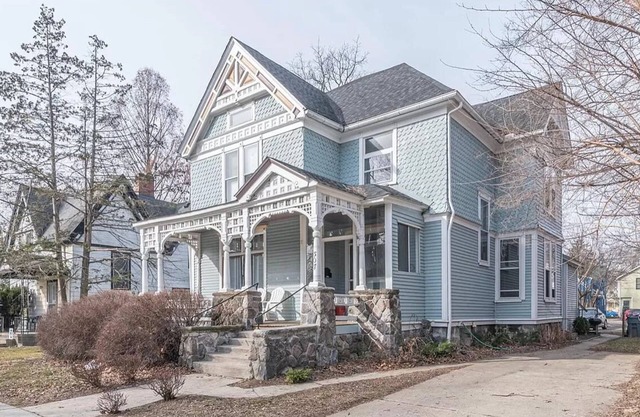 Cozy 1-bedroom apartment with WiFi, AC in charming Ypsilanti.