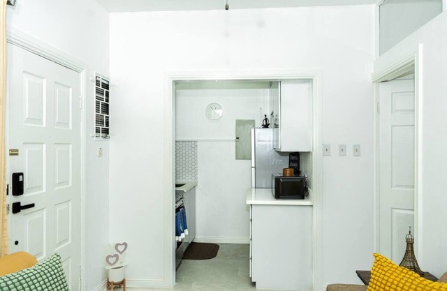 Cozy 1 bedroom Apartment in Kingston. 4 guests -1 bed/1 bath, w/pullout sofa bed