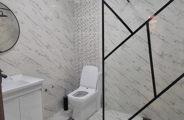 Cozy 1-bedroom apartment with WiFi and AC in charming Bakı