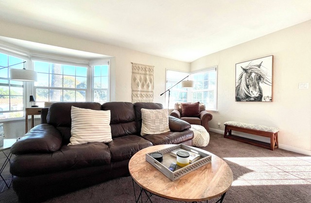 Cozy 1 Bedroom Apt with WFH Set Up