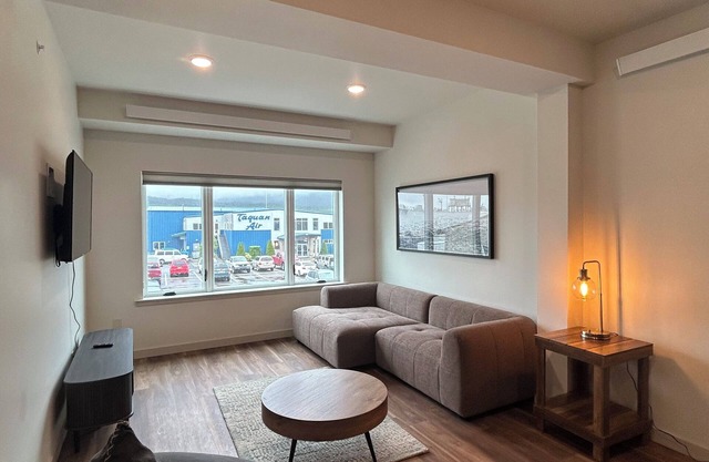 Cozy 1BR/1BA near Airport & Ferry - Water View Included #205