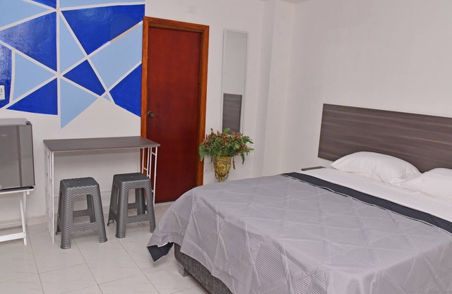 Cozy 1BR APT walking distance to Airport & Beach