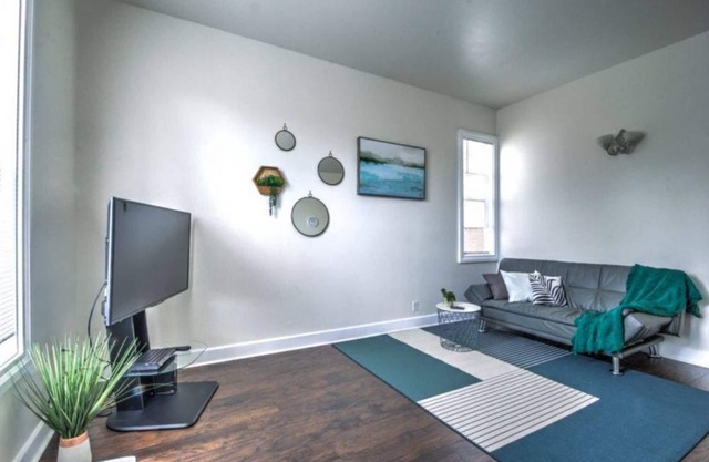 Cozy 2 bdr Appt at heart of Capitol Hill