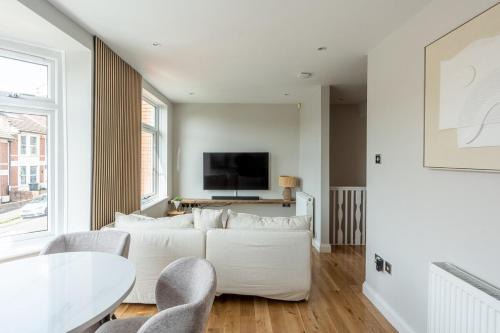 Cozy 2-Bed Flat Your Perfect Home Away From Home