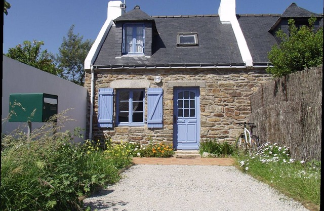Cozy 2-Bed House with Garden, Parking & Pet-Friendly, Near Le Palais