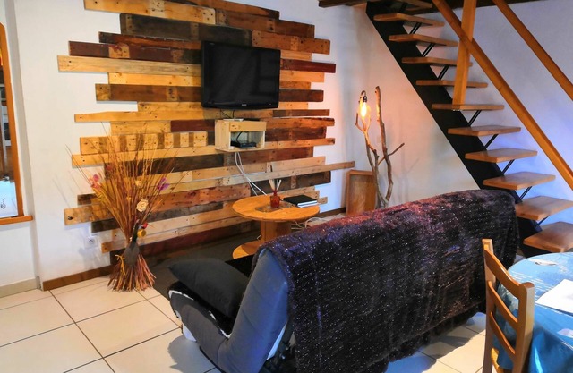 Cozy 2-Bed Rental with Mountain Views, Private Terrace, and Nearby Waterfalls