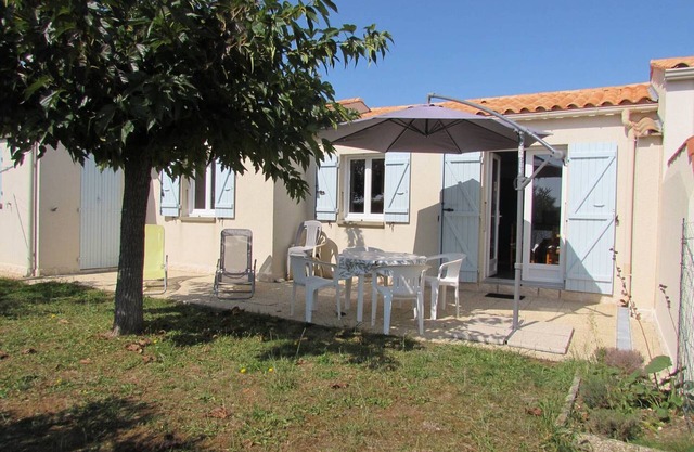 Cozy 2-Bedroom House with Garden, Near Beach and Market, Free WiFi, Sleeps 5